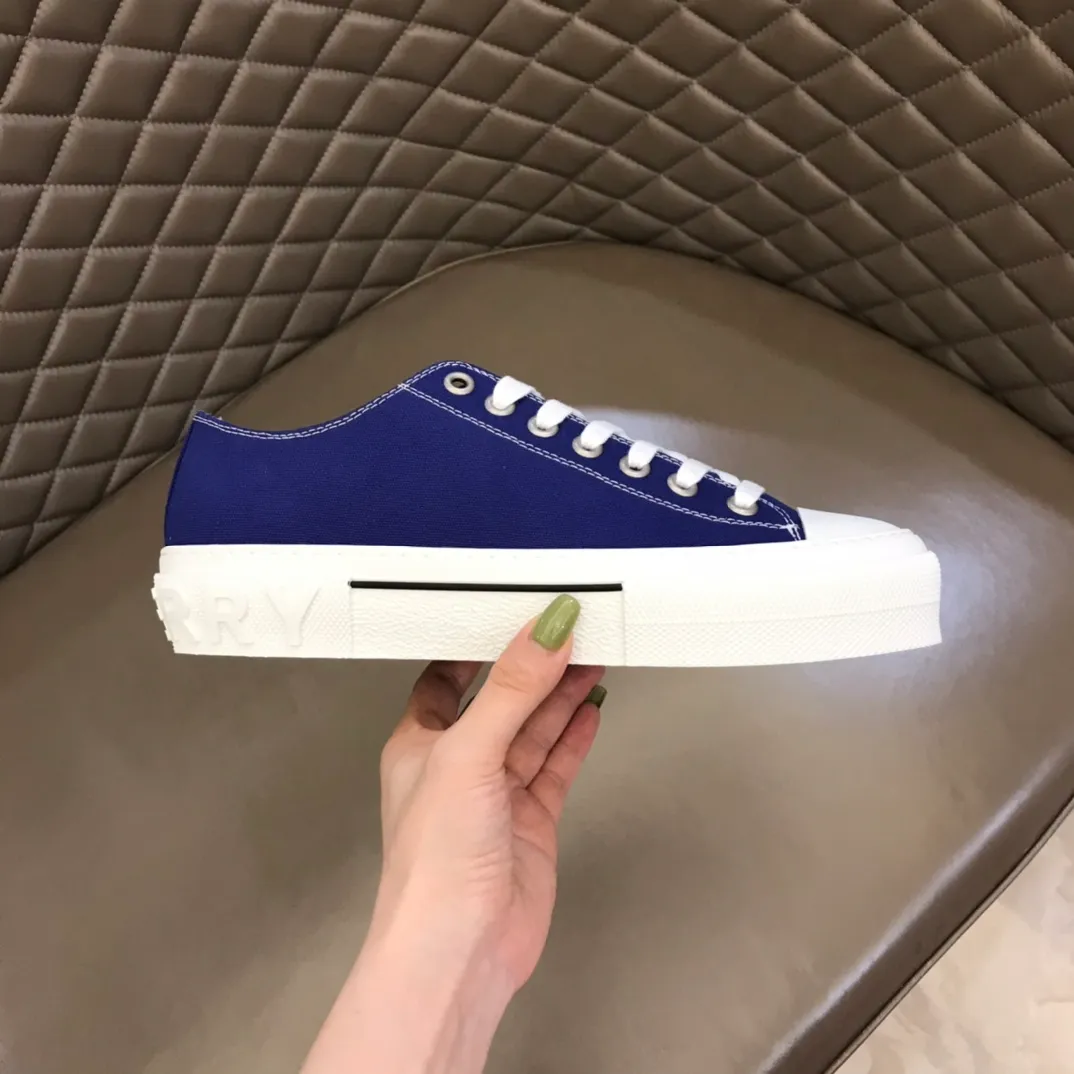 p400 "Burberr*" men's classic low-top sneakers, reinterpreted in Vintage check cotton material and decorated with a new brand logo. First-layer sheepskin lining, embossed Burberry logo on the heel, and original TPU outsole! Size: 38-44 No. 068